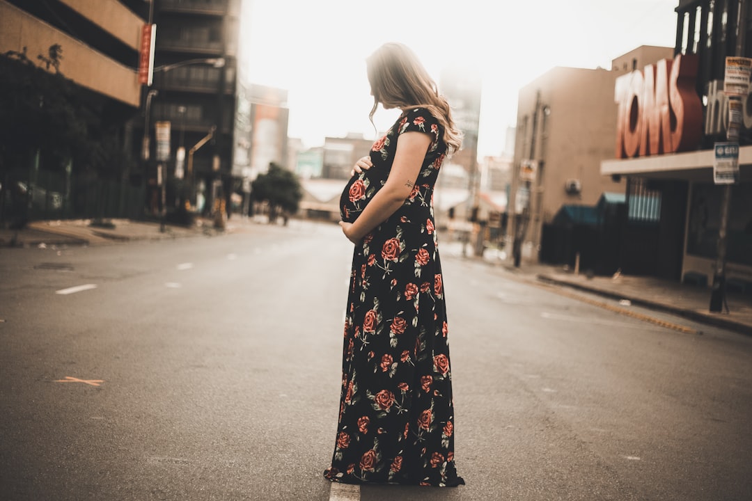 Tehotenské šaty na každý deň: Praktický a štýlový výber